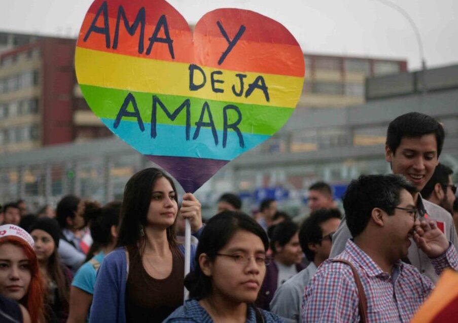 ‘Love and let love’ reads a banner held by LGTBIQ activists in Caracas. (VTActual)