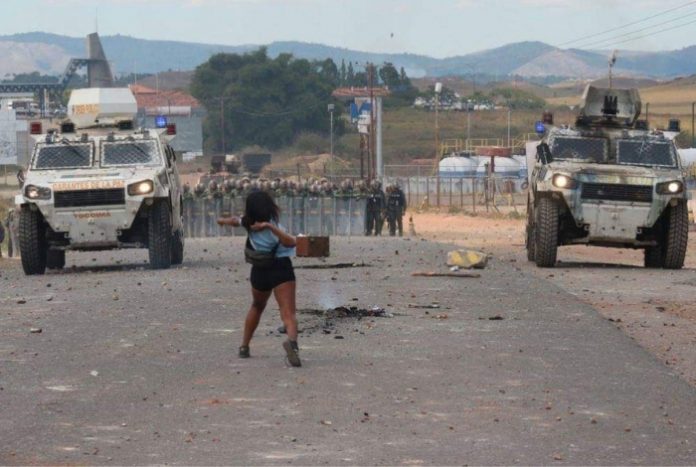Impactante fotografía muestra a niña pemón defendiéndose de la GNB