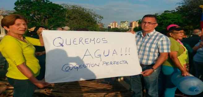 Varios sectores de Caracas sufrieron la mañana de este lunes un apagón mientras habitantes de las urbanizaciones del este de la capital venezolana protestaron exigiendo el restablecimiento de la energía eléctrica y el suministro de agua