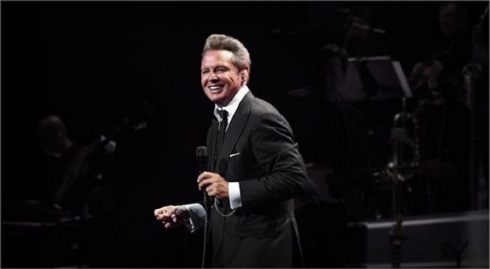 Abuchean a Luis Miguel en Panamá por no cantar ni pío