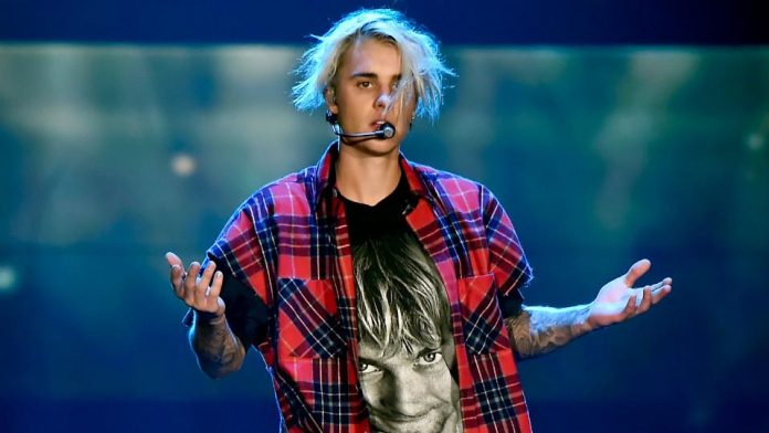 A Justin Bieber la mujer le encontró mensajes con otra