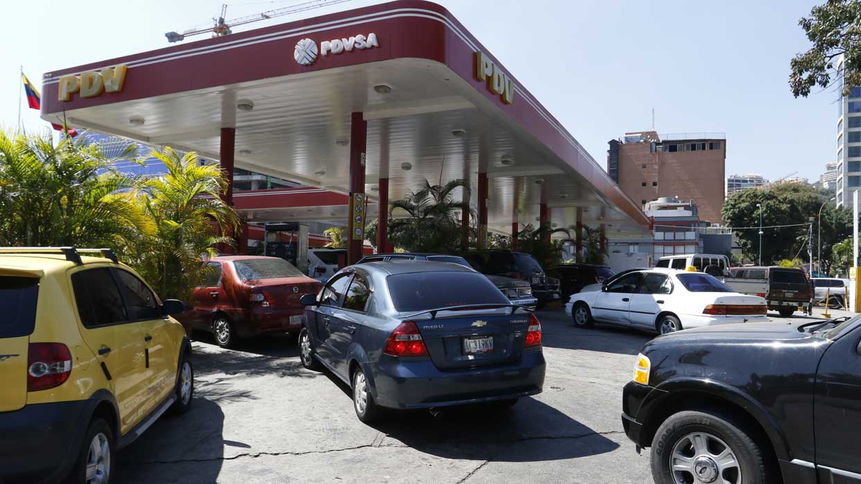 Alertan que parálisis de refinerías agrava escasez de gasolina