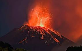 El volcán Etna en Sicilia, Italia, entra en erupción.