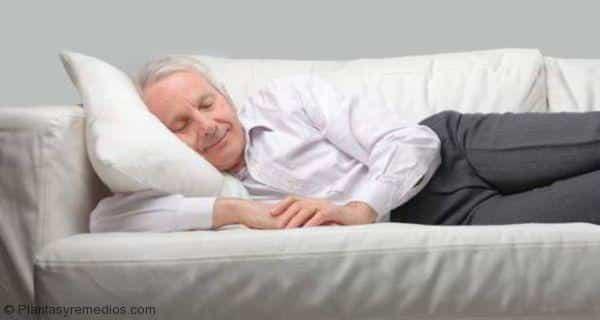 Dormir demasiado la siesta puede ser un signo de la llegada del Alzheimer