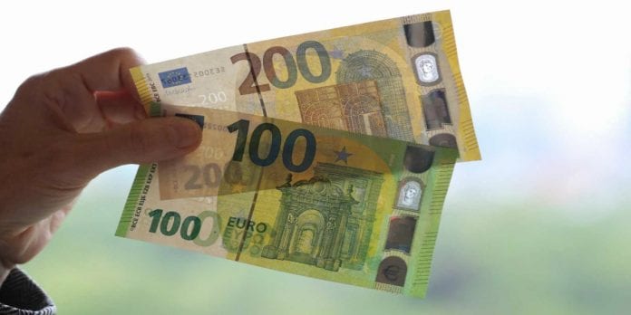 Régimen de Maduro usa euros en efectivo para sortear sanciones de EE UU