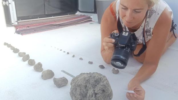 La pumita o piedra pómez: Masa volcánica flota en el Océano Pacífico