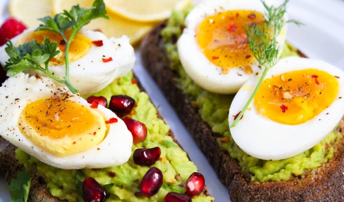 El huevo y el colesterol: Qué dice la ciencia respecto a la relación entre el consumo de huevos y los niveles de colesterol.