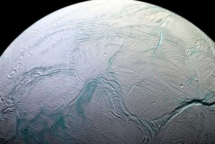 Estudio revela el enigma de los lagos de agua en la Luna de Saturno