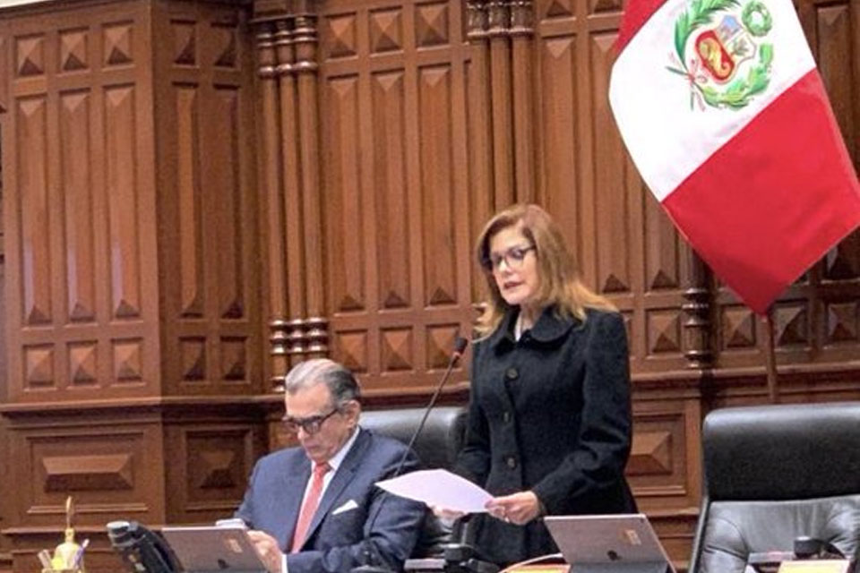 Congreso peruano "suspende" a Vizcarra y nombra presidenta interina