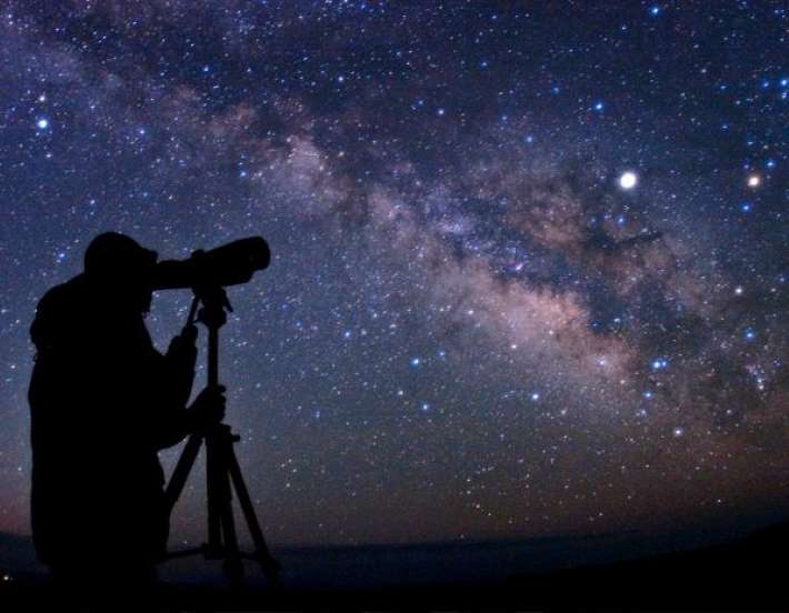 Incluso a enormes distancias, las galaxias sincronizan sus movimientos