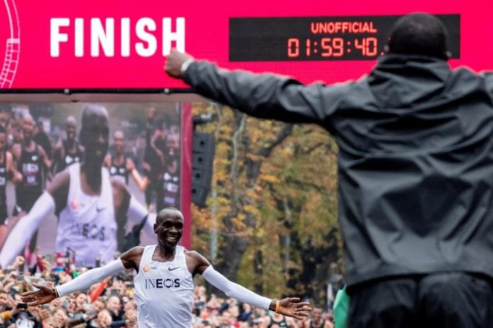 Keniano Kipchoge derribó el muro de las dos horas en maratón de Viena
