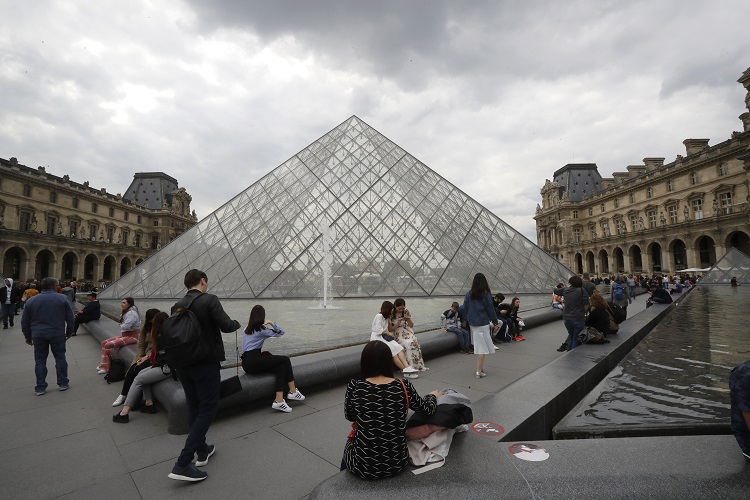 El Louvre cierra sus puertas al público debido al riesgo por coronavirus
