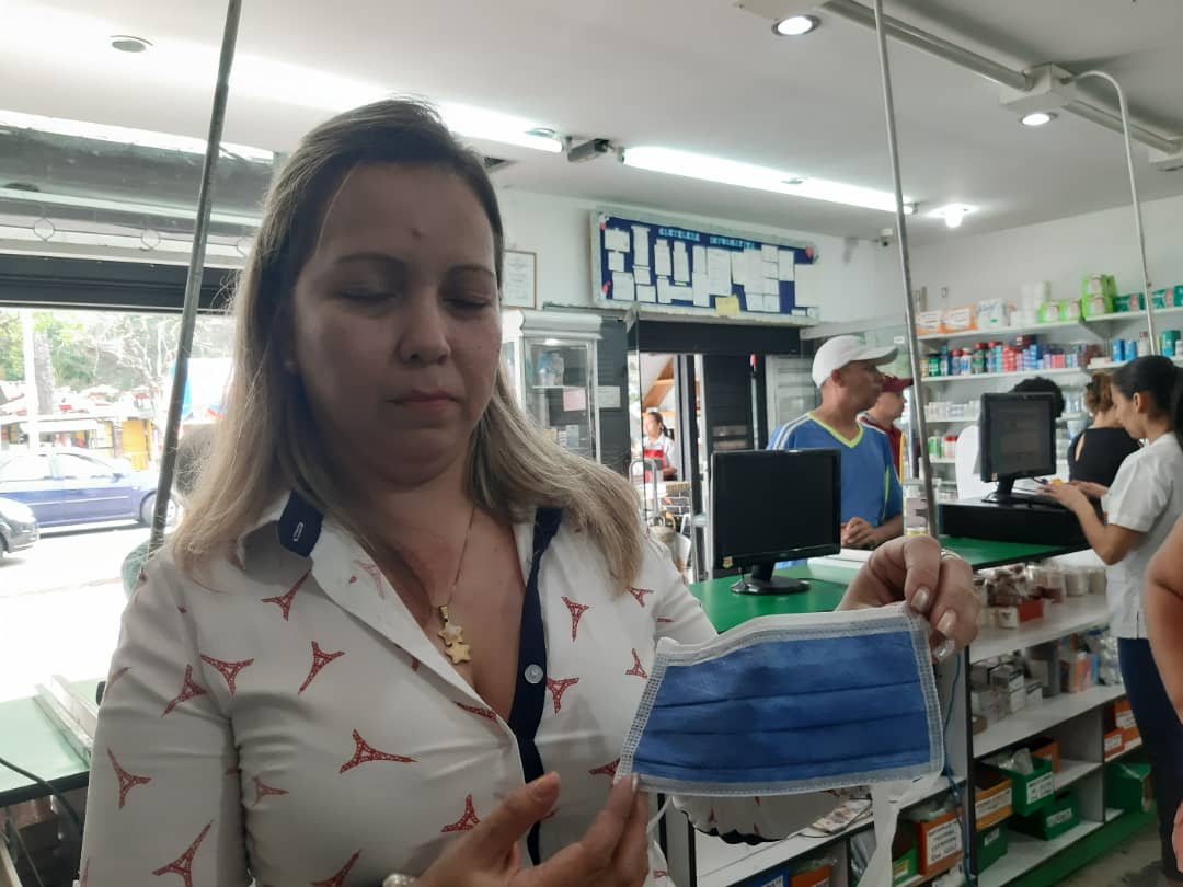 Ciudadanos cruzan la frontera con tapabocas
