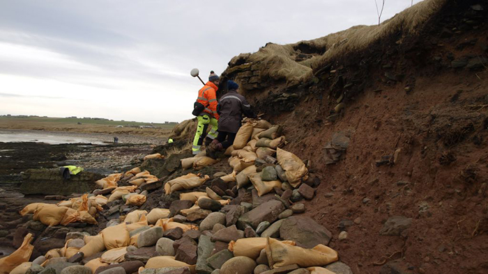 Fuertes tormentas en Escocia dejan al descubierto un cementerio vikingo