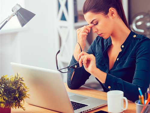 Si tus ojos están cansados por el teletrabajo, estos consejos te ayudarán