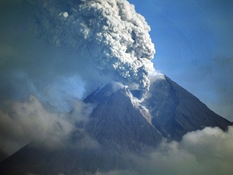 Ruge uno de los volcanes más activos de Indonesia, el Monte Merapi