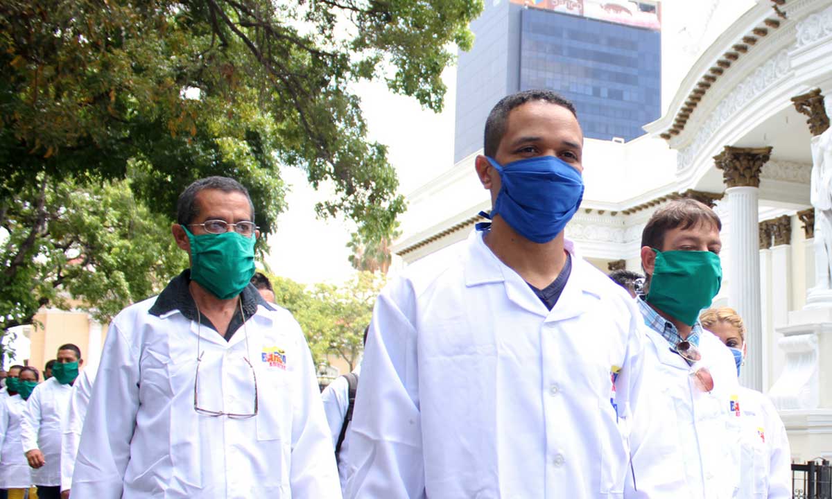 MEDICOS-CUBANOS