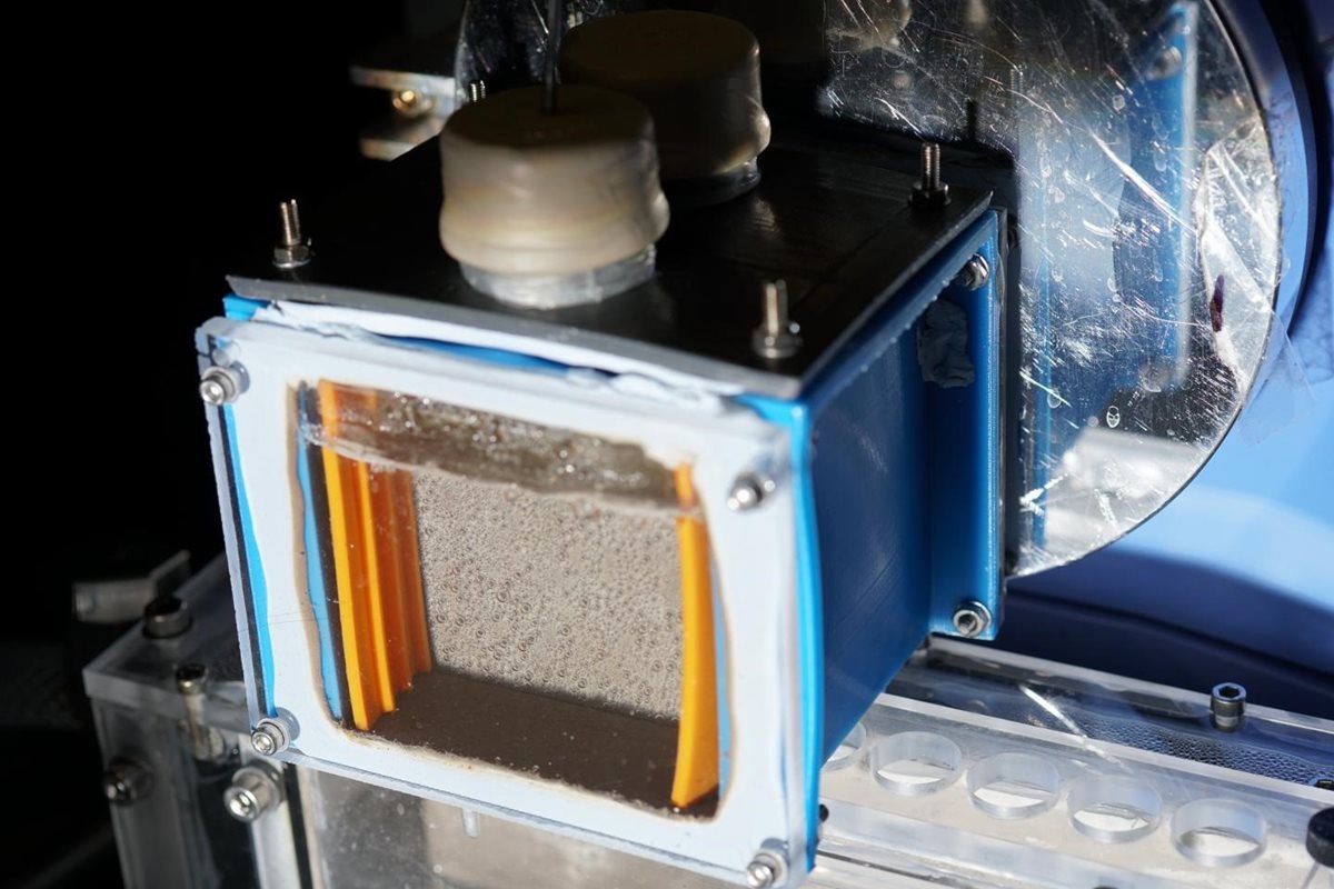 Un nuevo dispositivo produce combustible limpio, usando luz, agua y CO2