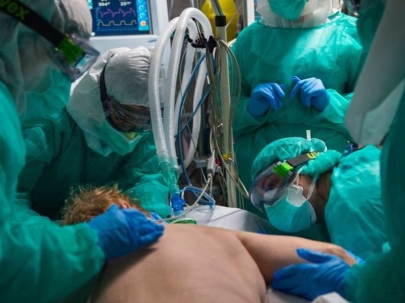 Covid-19: Acostar a los pacientes boca abajo les está salvando la vida