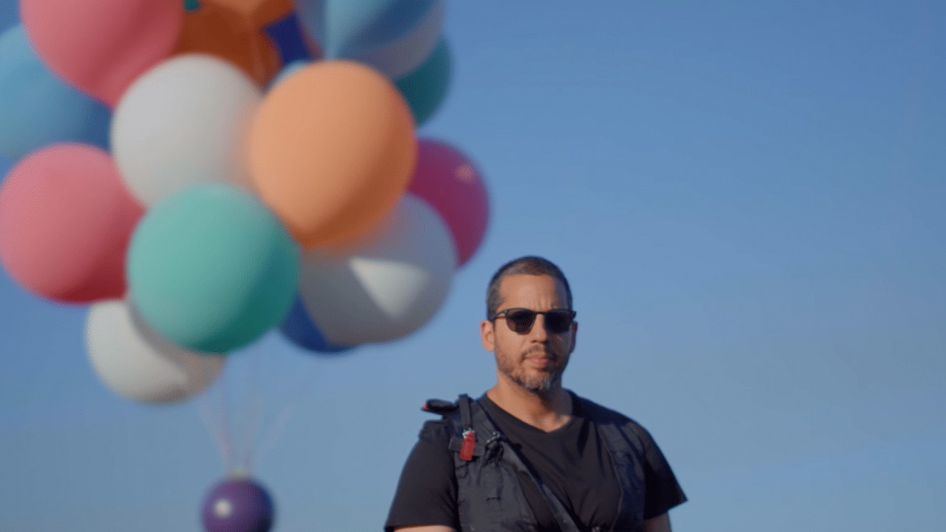 David Blaine se elevó hasta los 7 mil metros de altura con globos de helio