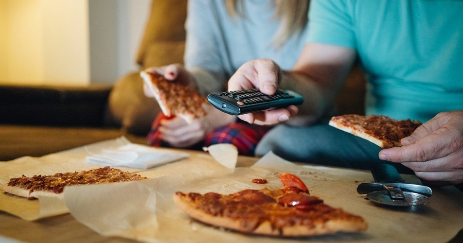 Cómo influye en tu cuerpo cenar tarde y usar pantallas antes de dormir