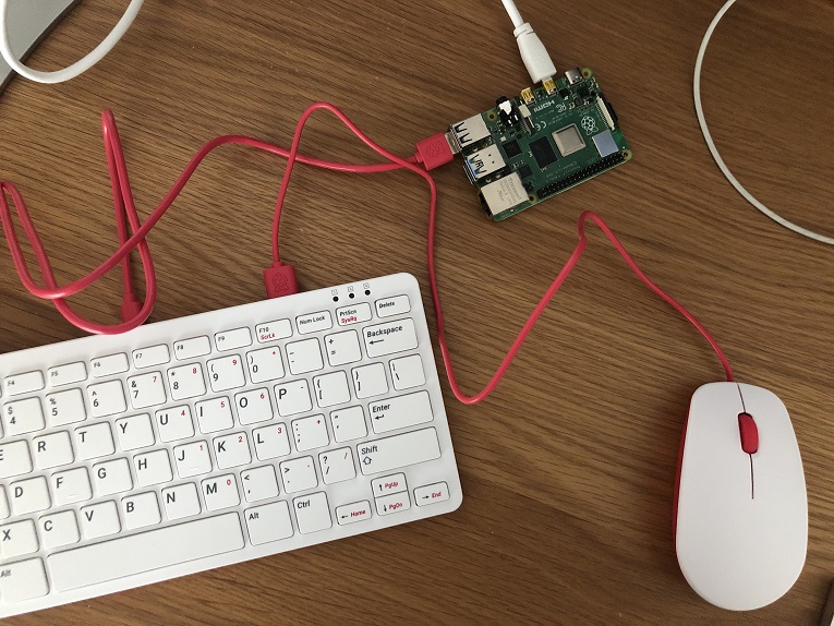 Raspberry Pi 400: Parece un teclado compacto, pero es una computadora