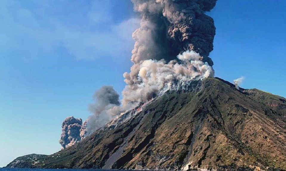 El volcán italiano Estrómboli hace erupción y podría mantenerse activo