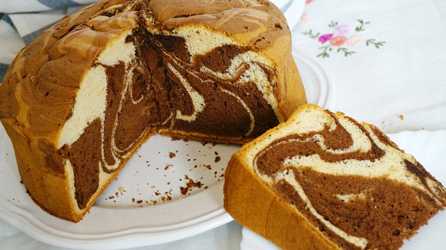Deléitate con un delicioso bizcocho marmoleado de naranja y chocolate
