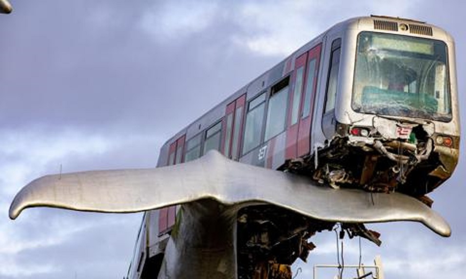 Una escultura, con forma de cola de ballena, evitó un accidente ferroviario