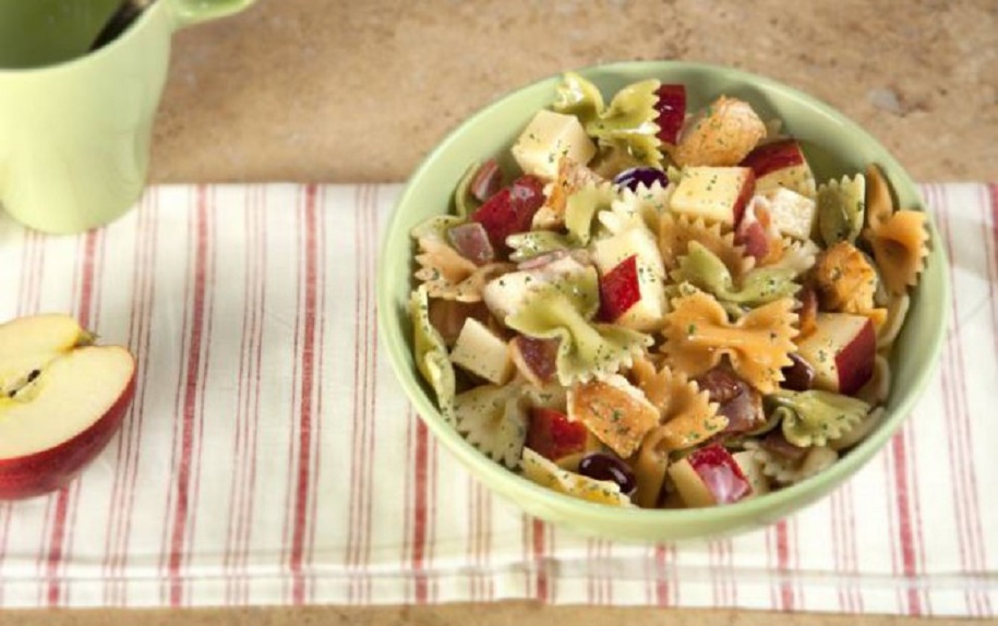 Prepara esta rica pasta en ensalada de vegetales, frutas y queso suave
