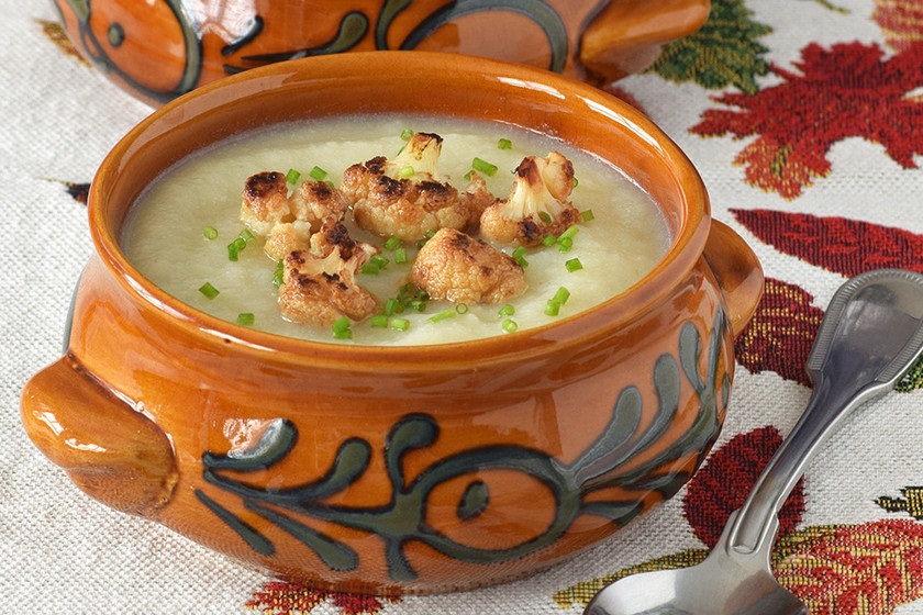 Prepara esta deliciosa crema casera de coliflor y zanahoria