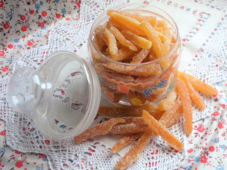 Prepara este rico dulce casero de tiras de naranja confitada