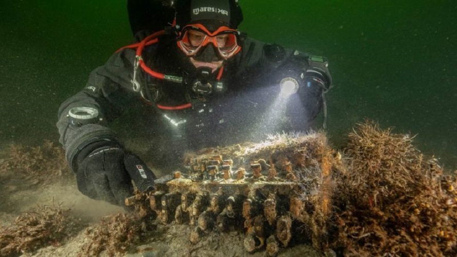 La máquina Enigma que utilizaban los nazis es hallada en el fondo del mar