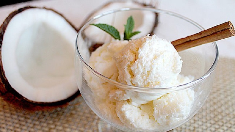 Aprende a preparar el más cremoso helado de coco con tres ingredientes