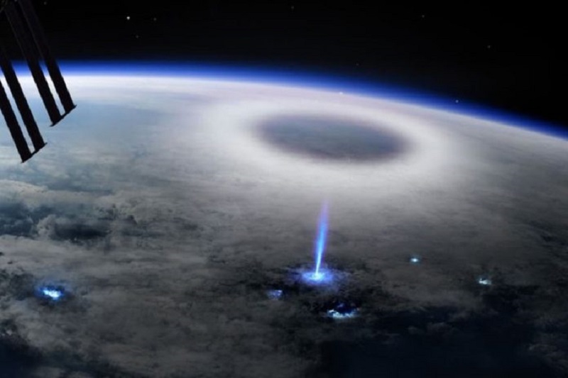 Captan un misterioso rayo azul desde la Estación Espacial Internacional