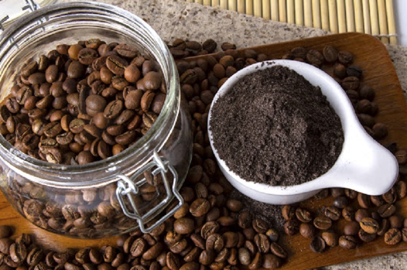 Gran error, no la botes, aprovecha al máximo la borra de café