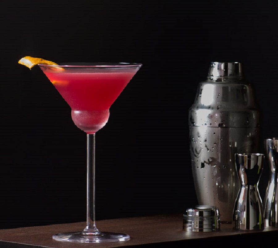 Disfruta este rico y refrescante cóctel Cosmopolitan