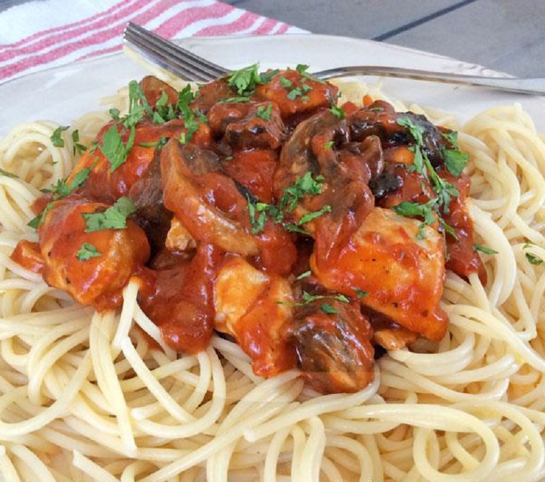 ¡Deleita a tu familia! Pasta con pollo en salsa de tomates secos