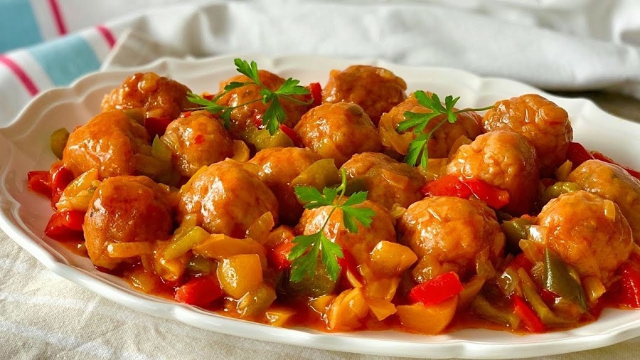 Prepara estas ricas y jugosas albóndigas de pollo en salsa de vegetales