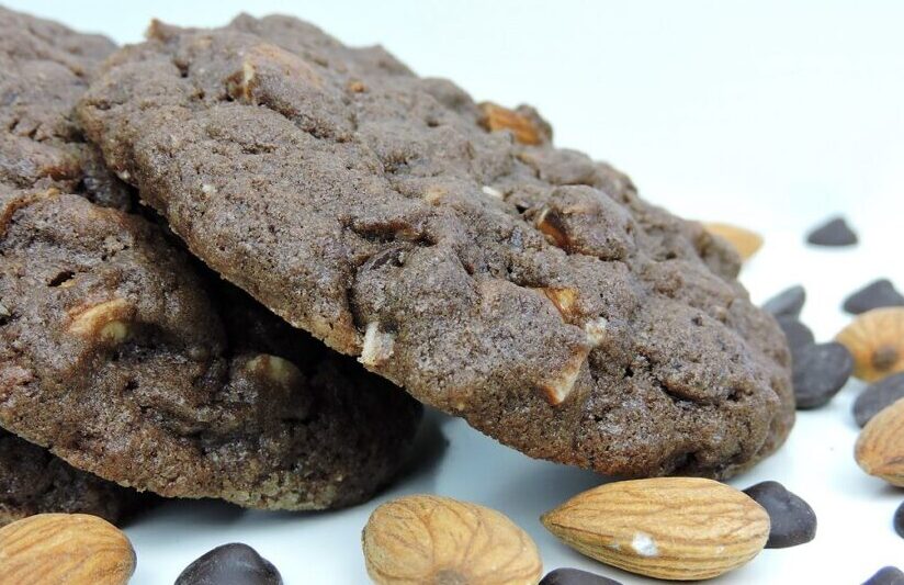 Ricas y crujientes galletas de chocolate con almendras