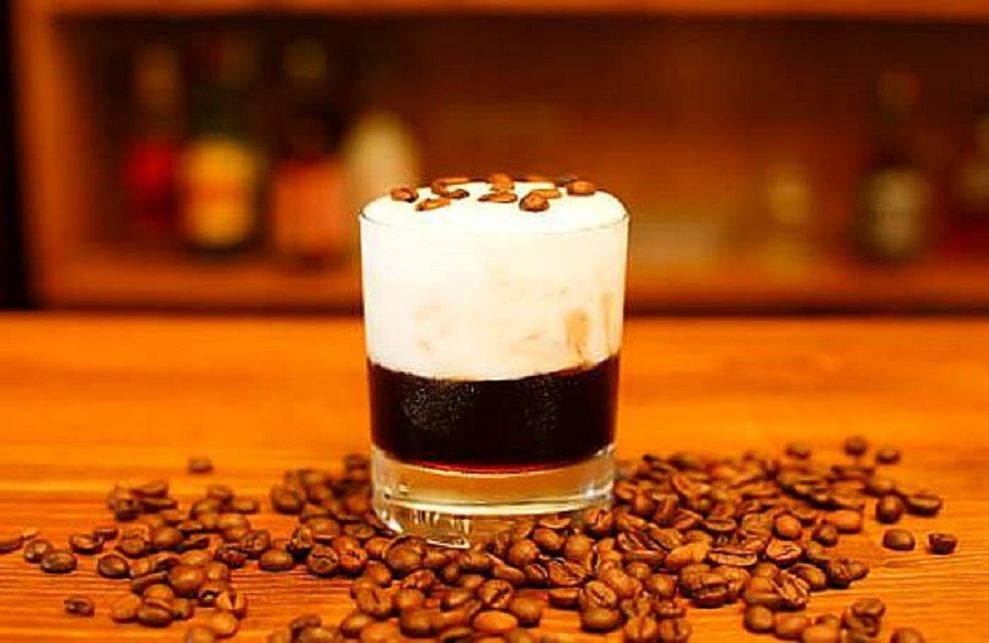 Para después de cenar prepara un White Russian, cóctel ruso cremoso