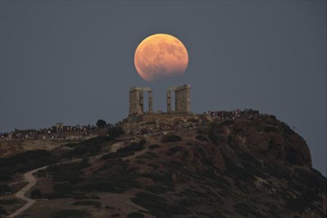 Astrónomo explica cómo conseguir fotos de la Luna con un teléfono móvil