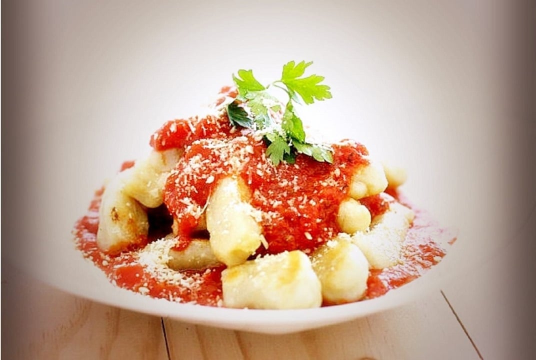 Ñoquis rellenos de queso con salsa napolitana para una cena especial