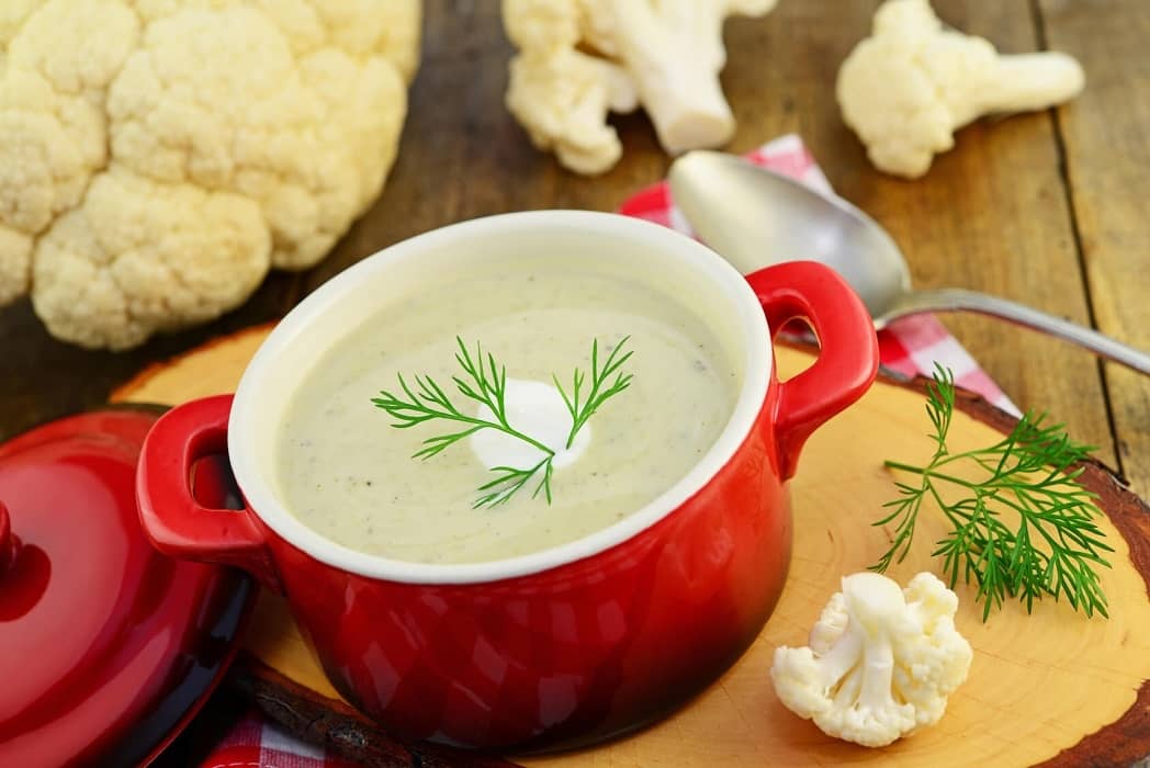 Deleita tu paladar con esta crema de coliflor con queso parmesano