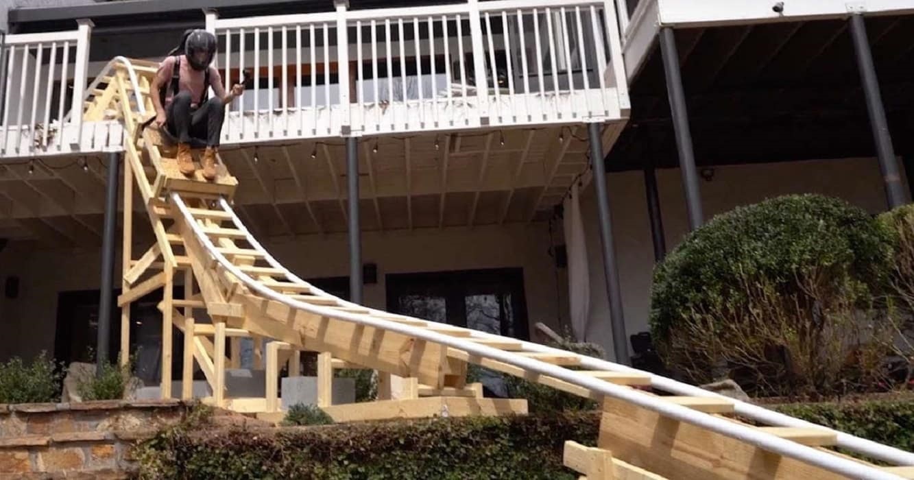 Joven construye montaña rusa en el jardín de su casa