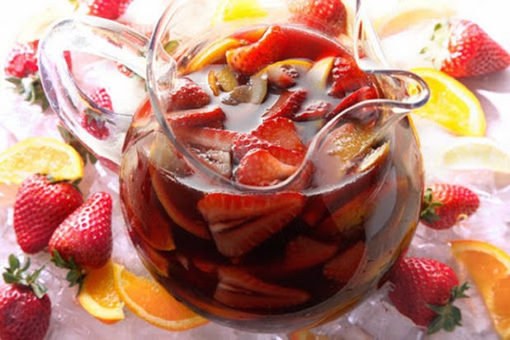 Comparte con tu familia y amigos esta rica sangría con frutilla