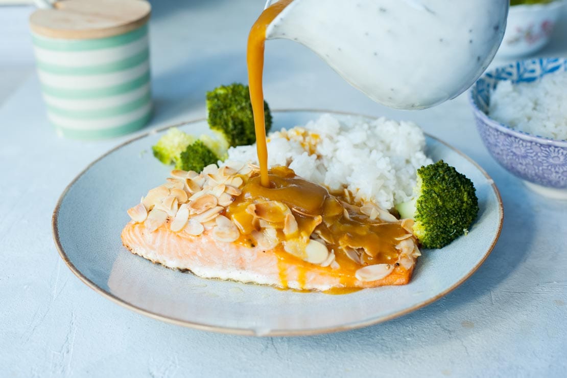 Prepara este rico salmón con almendras y salsa de naranja y jengibre