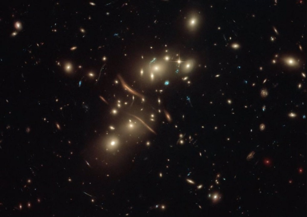 El telescopio Hubble observa un cúmulo lleno de pistas cósmicas