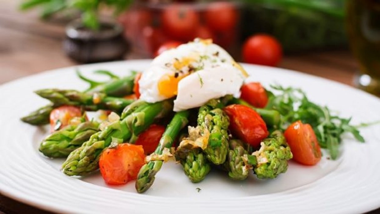 Prepara esta deliciosa y ligera ensalada de espárragos con huevo