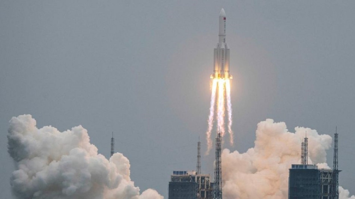 Capturan imágen del cohete chino fuera de control que se dirige a la Tierra